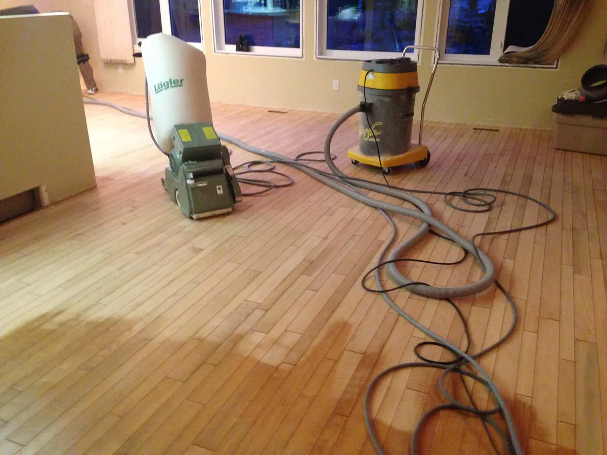 Dust extraction drawing sanding grindings away at the machine